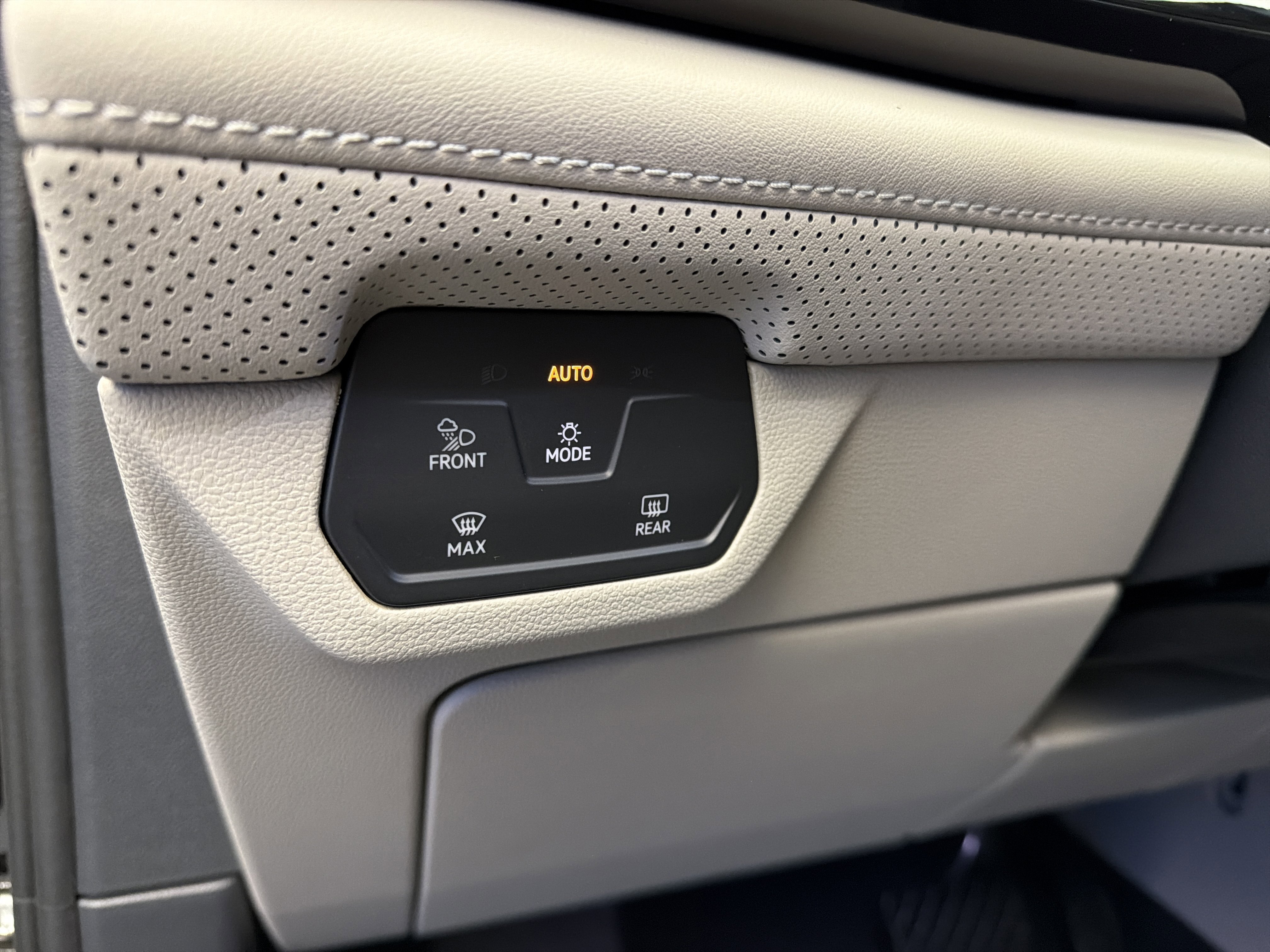 2026 Volkswagen Atlas SE w/Tech - Photo 15