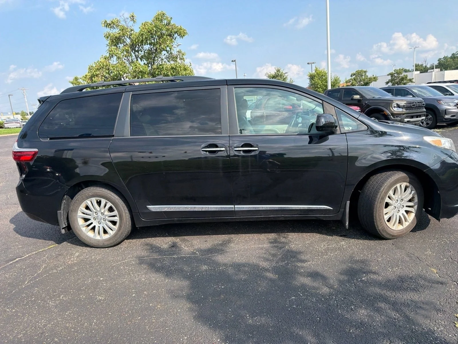 Used 2017 Midnight Black Metallic Toyota XLE Premium image 18
