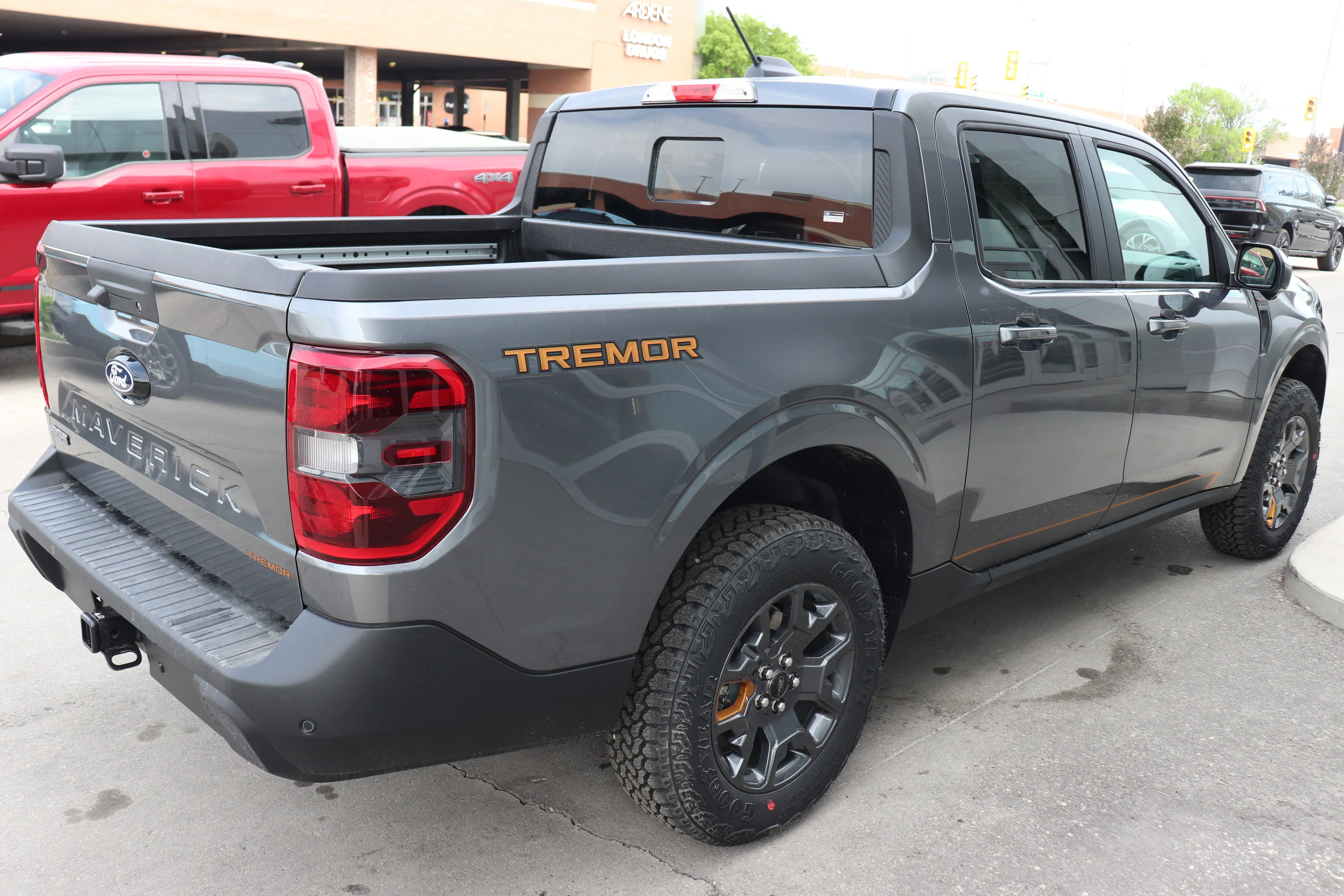 New 2026 CARBONIZED GREY METALLIC Ford Tremor image 4