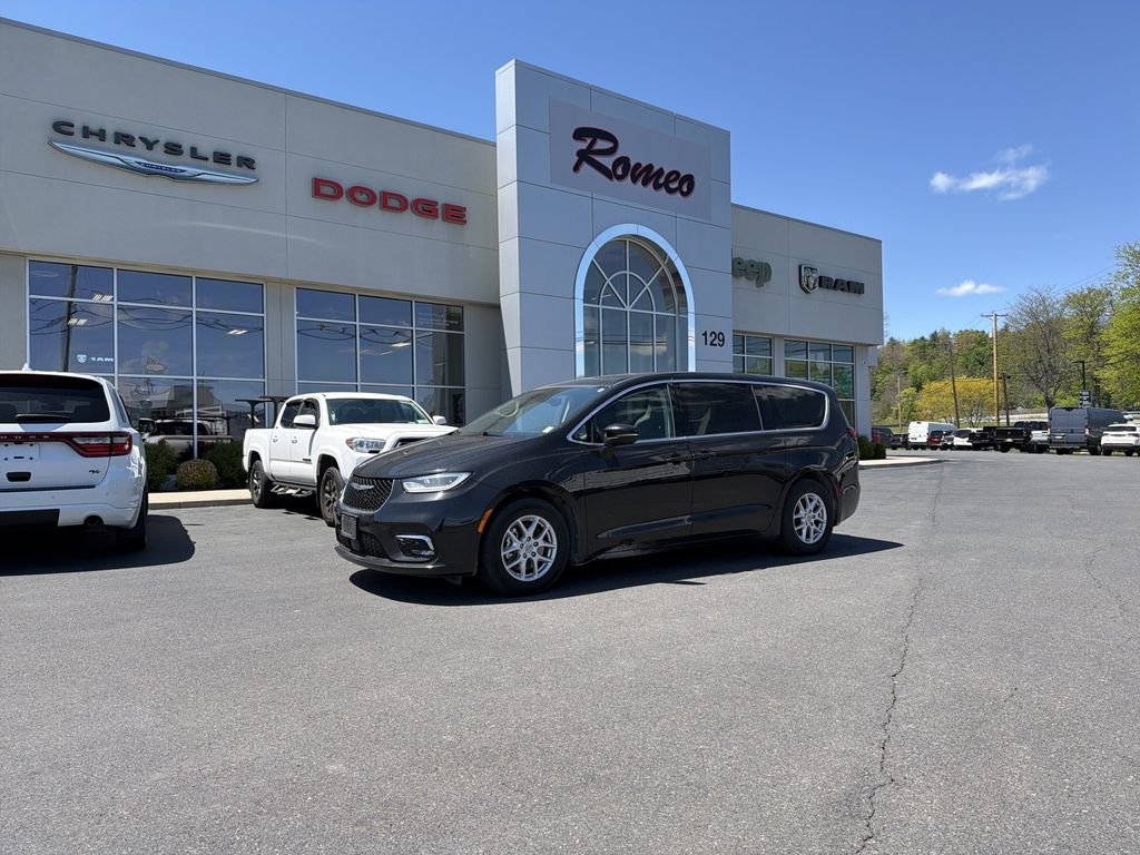2023 Chrysler Pacifica Touring L's photo