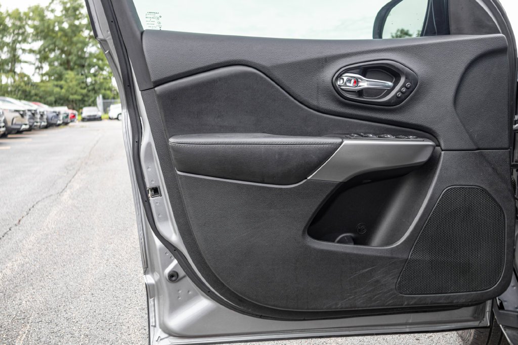 Used 2021 Silver Jeep Limited image 28
