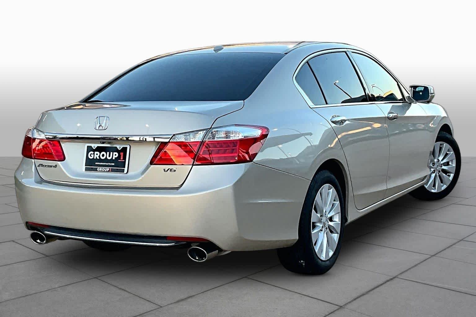 Used 2015 Champagne Frost Pearl Honda EX-L image 13
