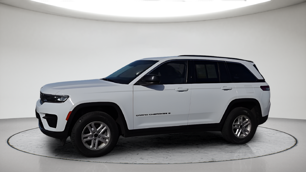 Used 2023 White Jeep Laredo image 12
