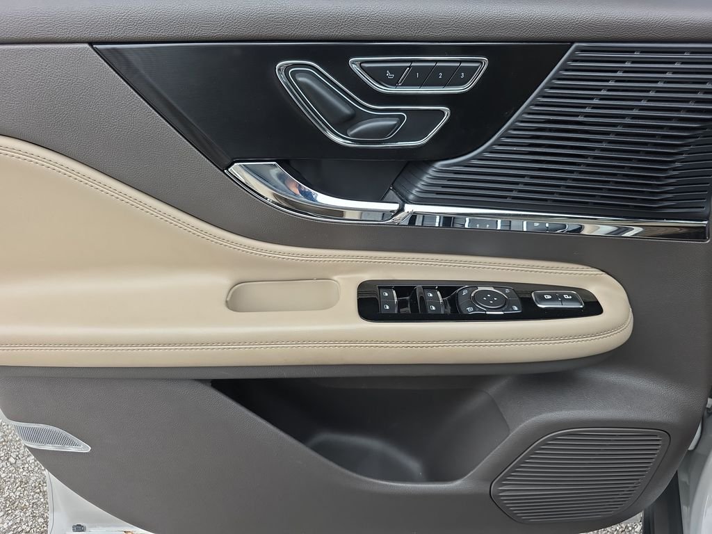 Used 2020 Ceramic White Lincoln Standard image 16