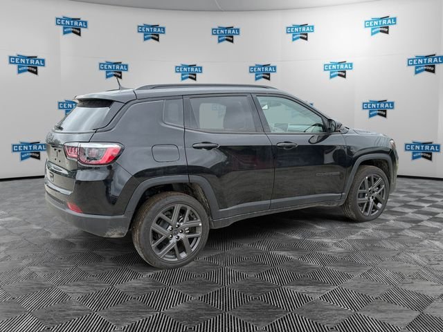 New 2026 Diamond Black Crystal Pearl-Coat Exterior Paint Jeep Limited image 5