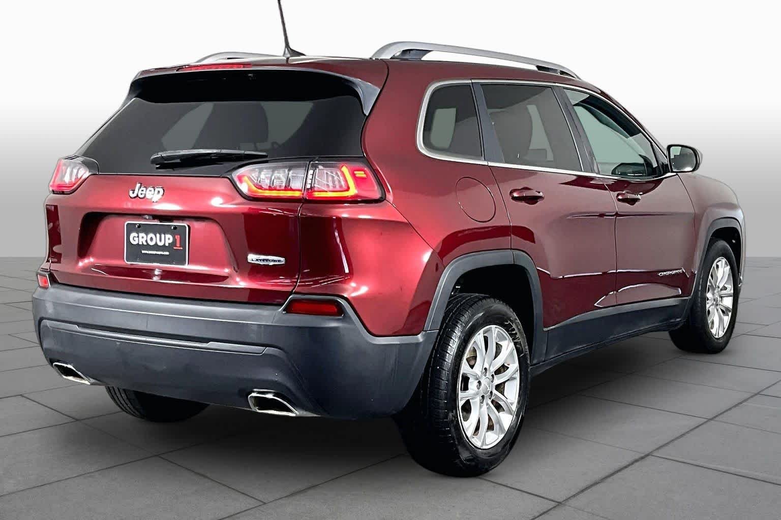 Used 2019 Velvet Red Pearlcoat Jeep Latitude image 13