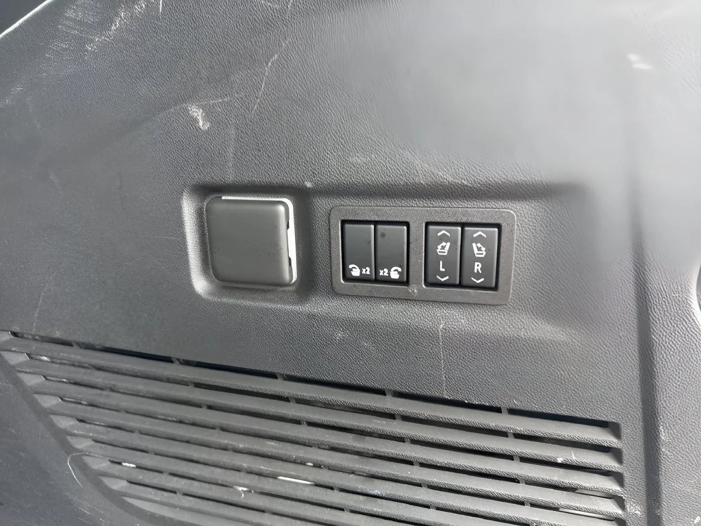 Used 2023 White Frost Tricoat GMC Denali Ultimate image 9