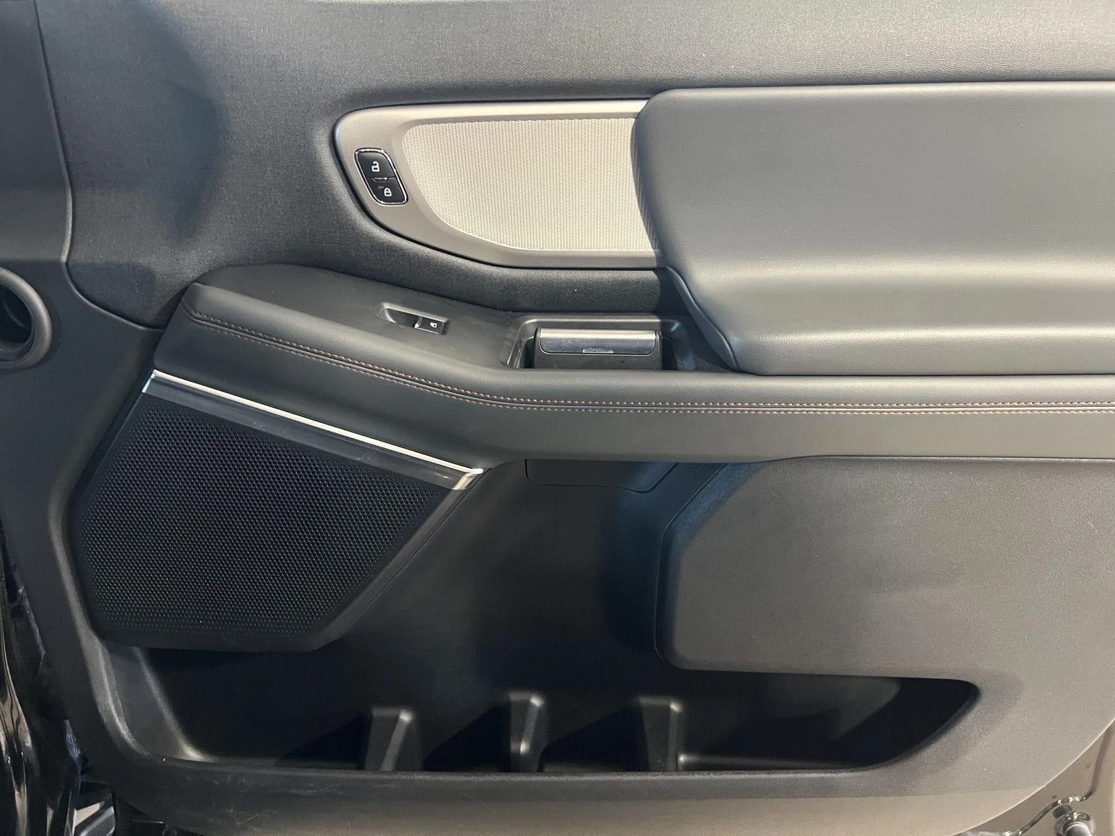 Used 2025 Agate Black Ford Active image 22