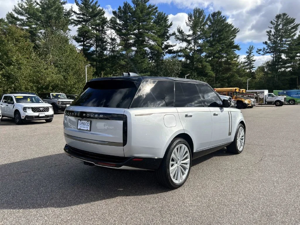 Used 2025  Land Rover SE image 3