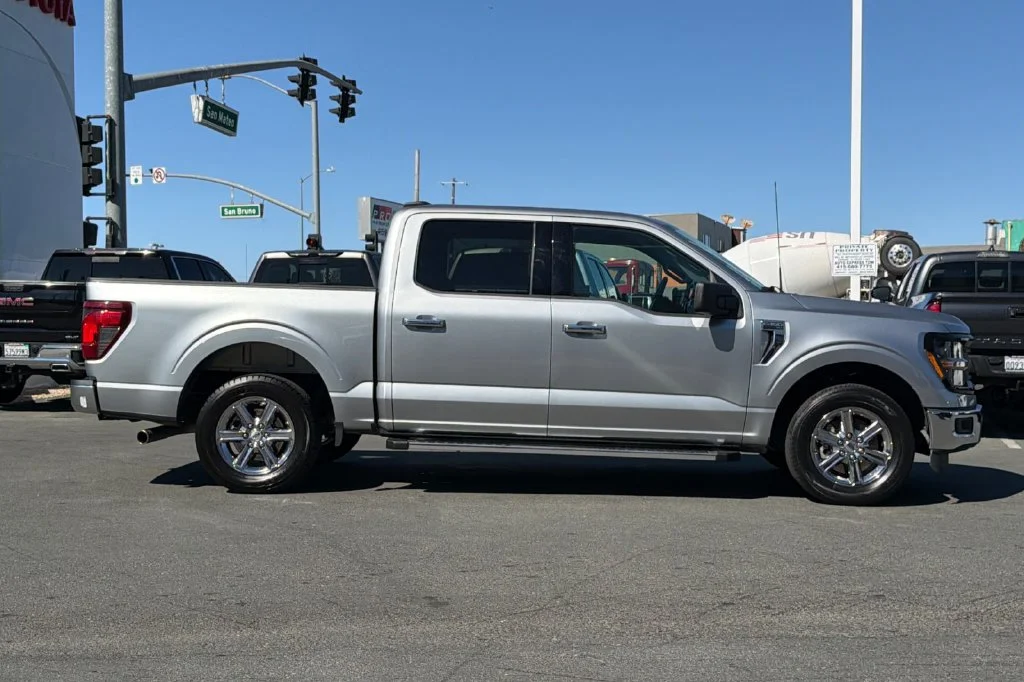 Used 2025 Silver Metallic Ford XLT image 3