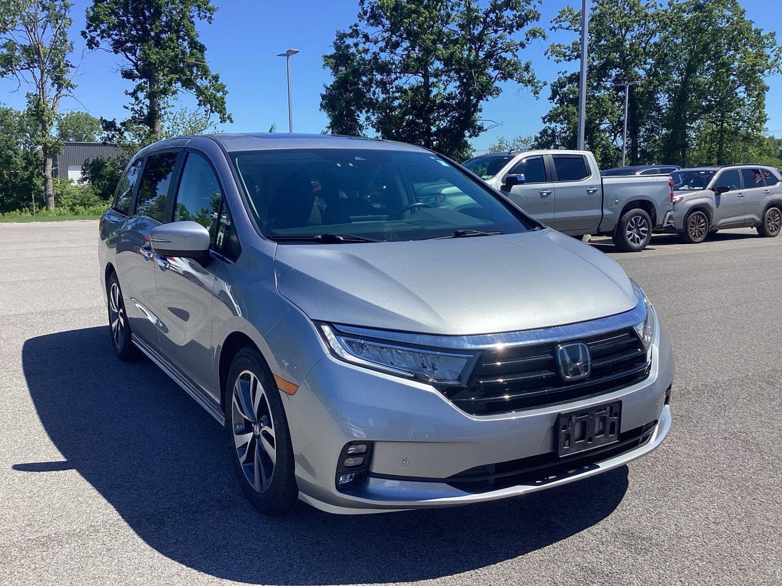 Used 2021 Lunar Silver Metallic Honda Touring image 11