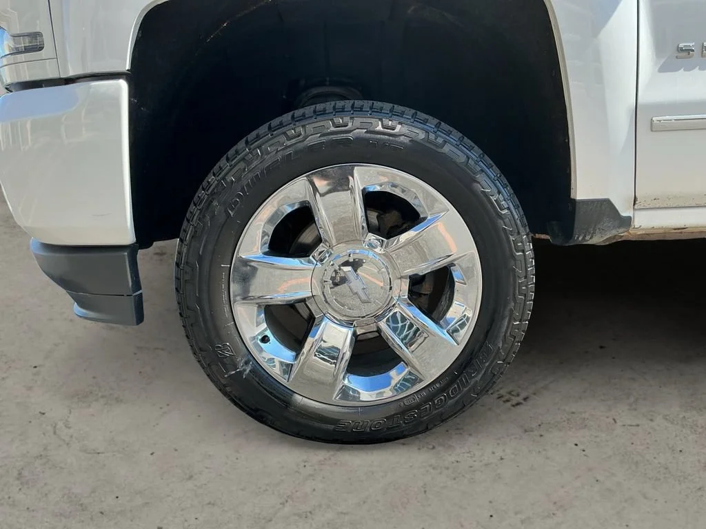 Used 2017 IRIDESCENT PEARL TRICOAT Chevrolet LTZ image 9