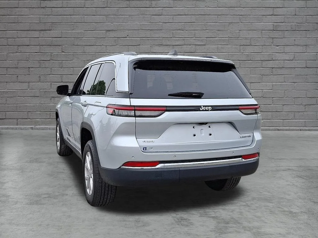 Used 2022 Silver Jeep Limited 4x4 image 38