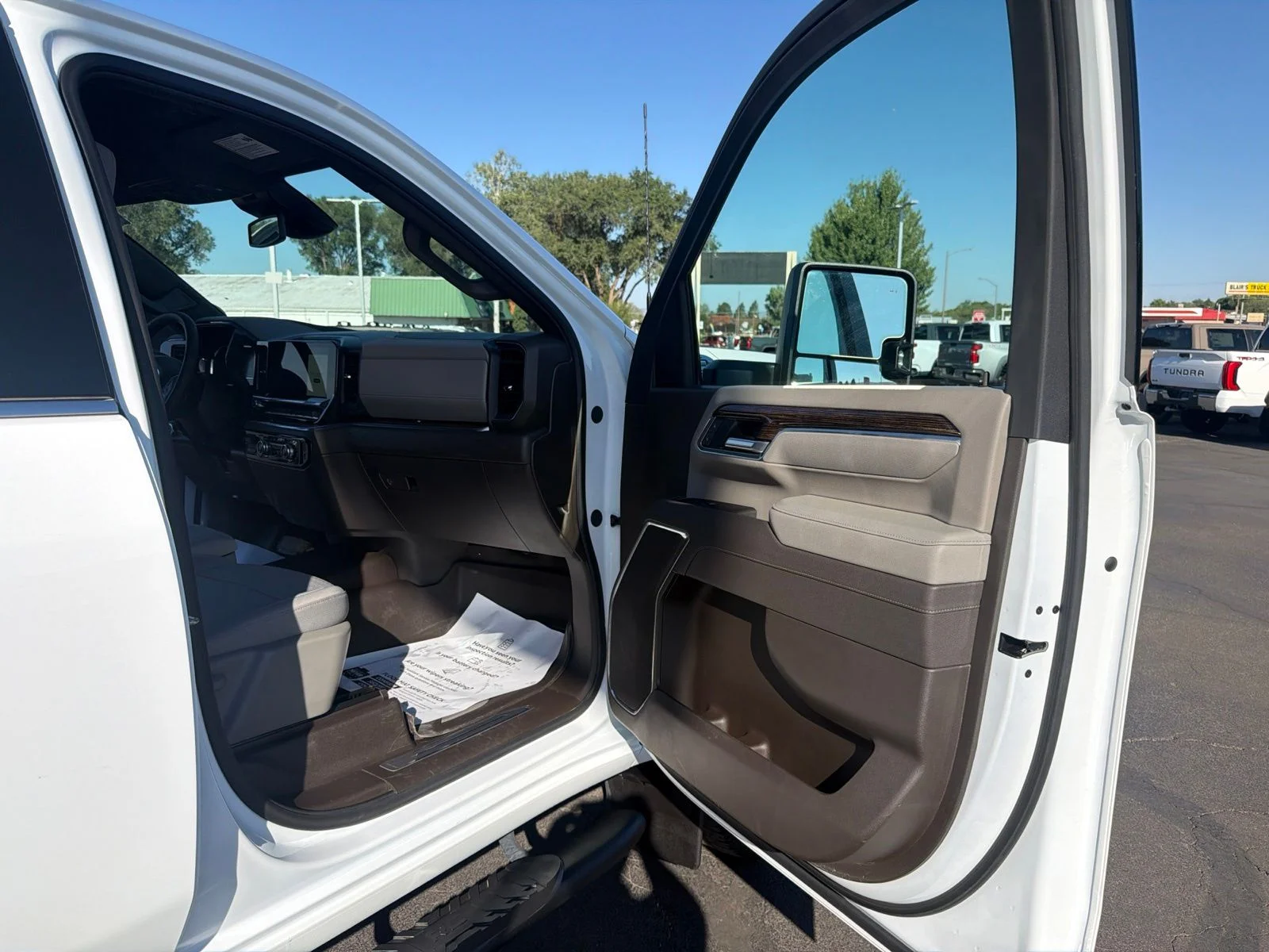 Used 2025 White GMC SLE image 31
