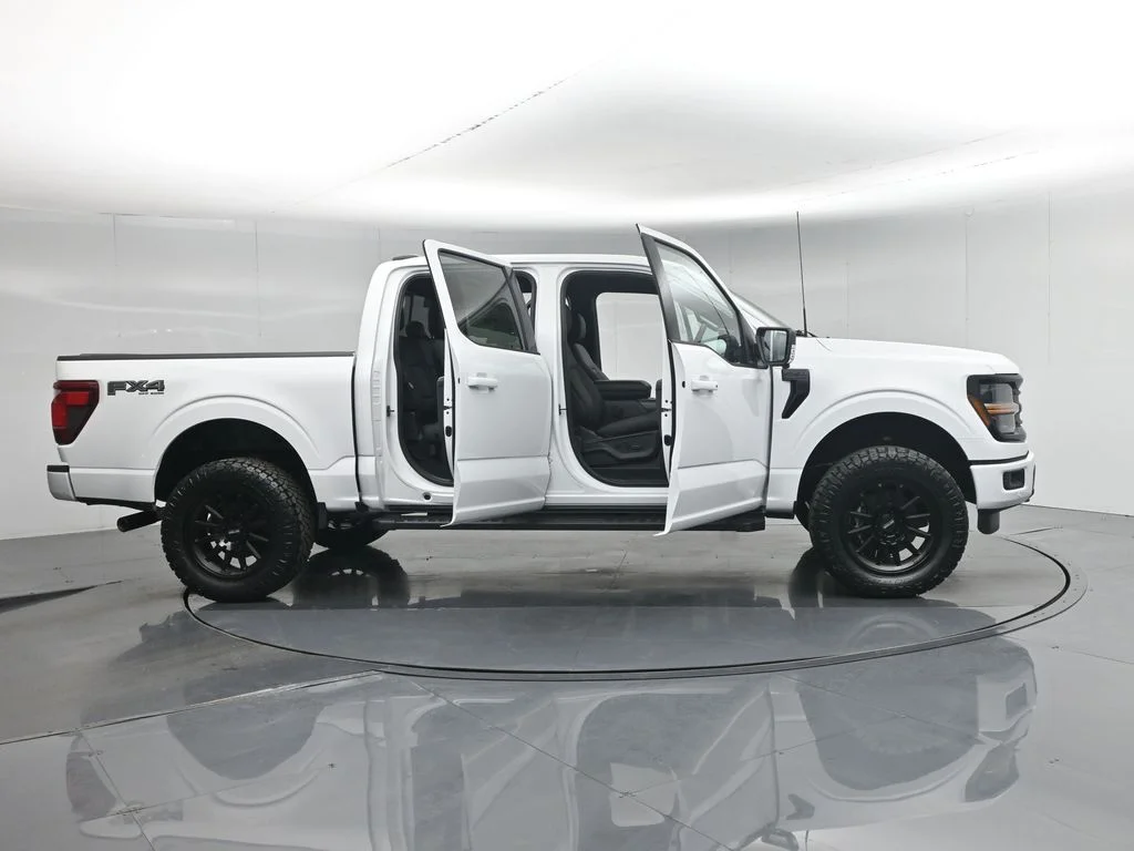 New 2026 Oxford White Ford XLT image 4
