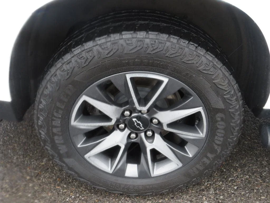 Used 2024 Summit White Chevrolet Z71 image 12