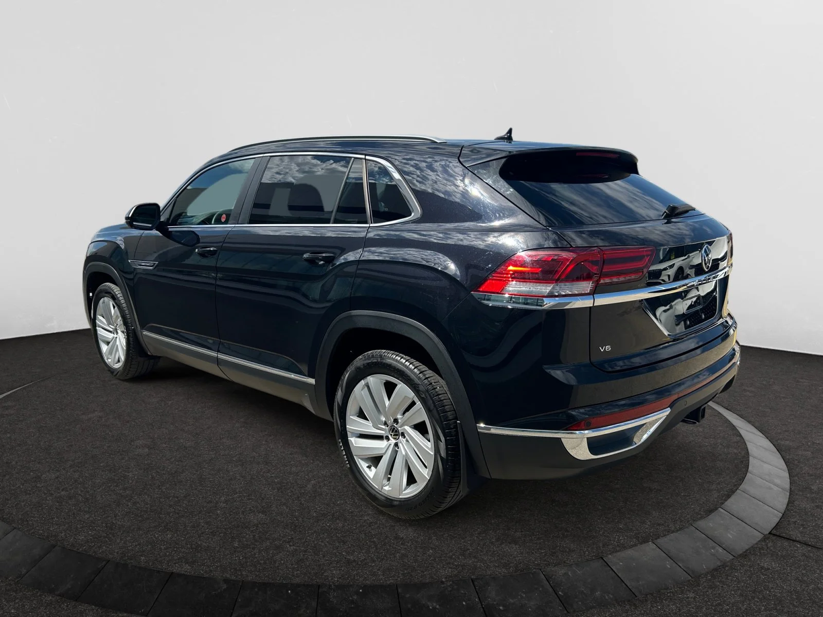 Used 2021 Black Volkswagen HIGHLINE image 3