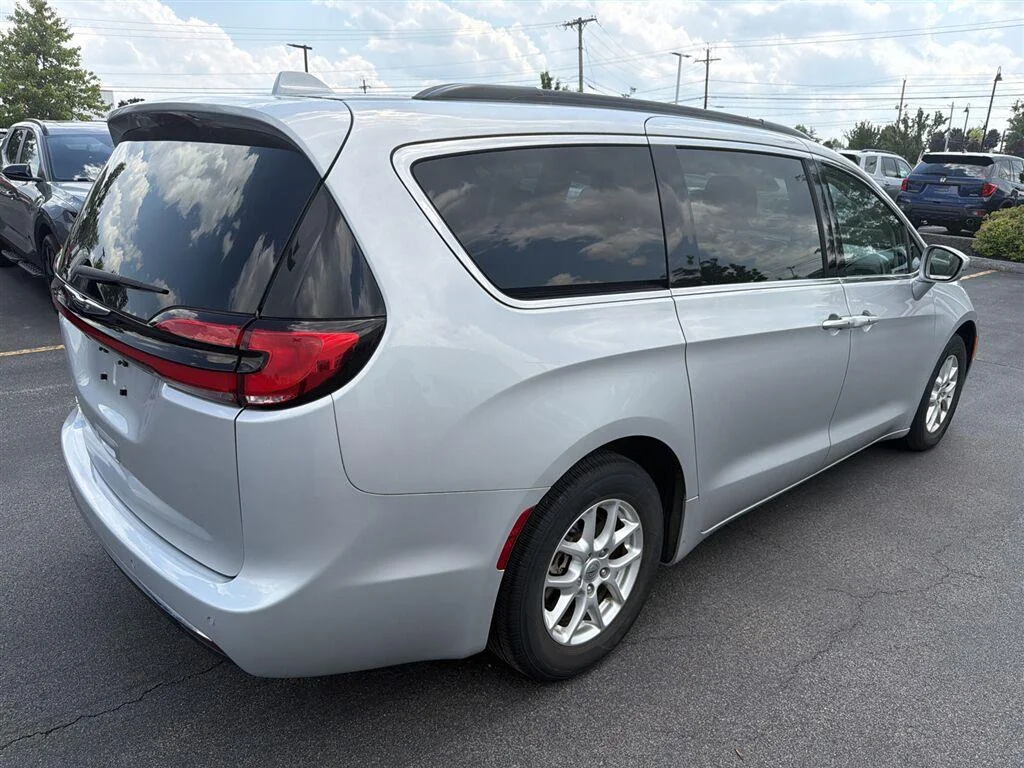 Used 2022 Silver Mist Clearcoat Chrysler Touring L image 19