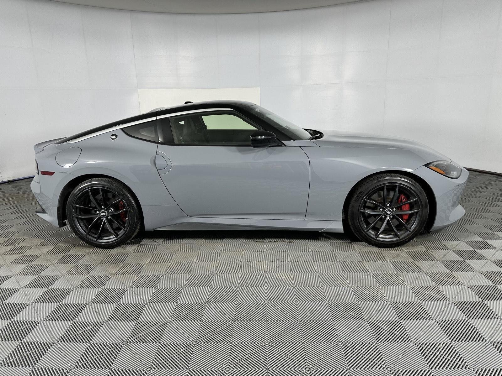 Used 2024 Boulder Gray/Super Black Nissan Performance image 6