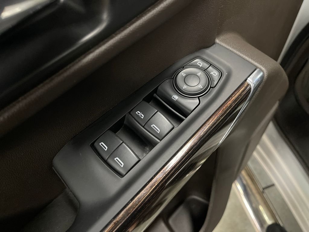 Used 2022 White GMC SLE image 16