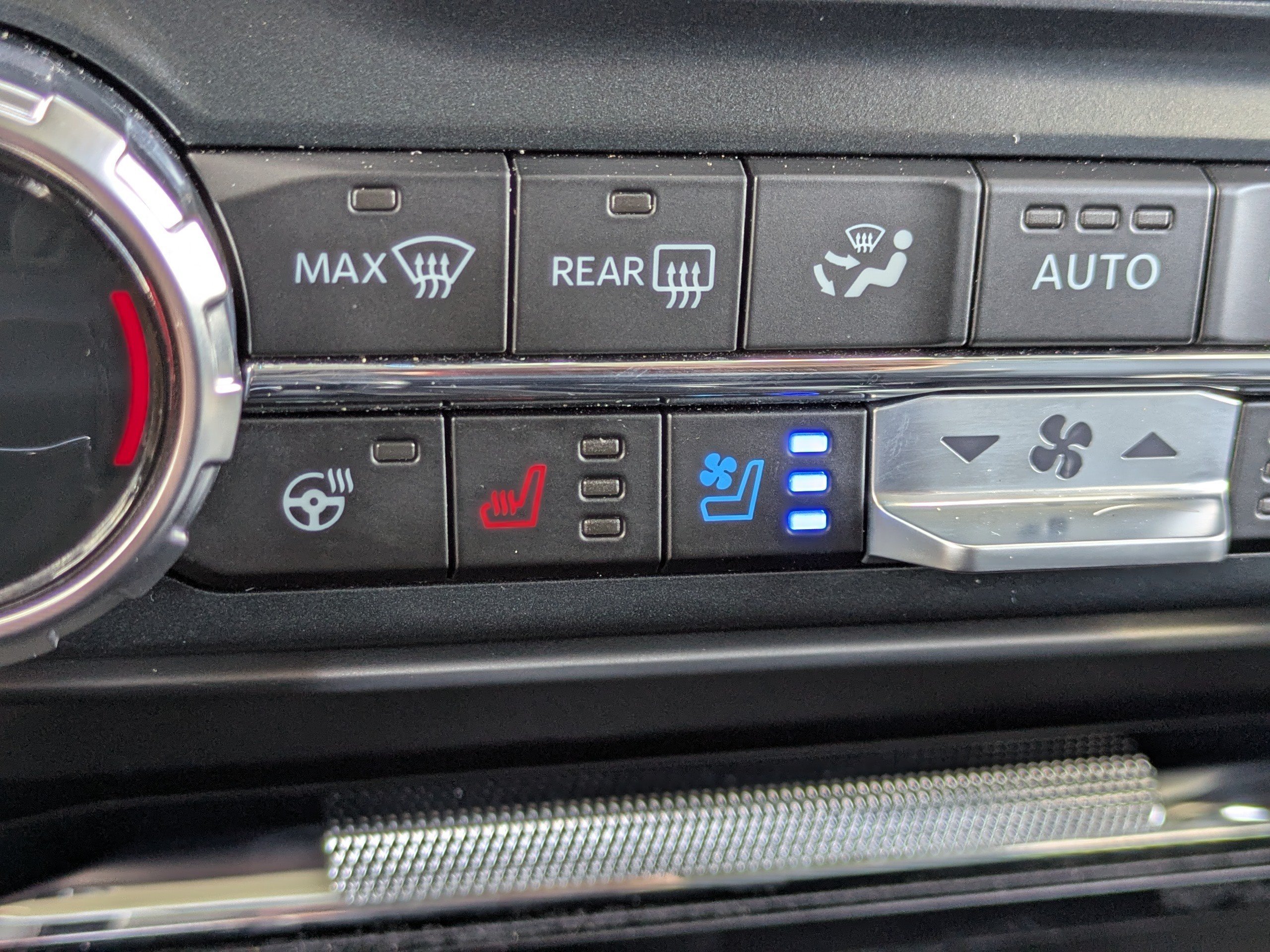 Used 2025 Silver Ford LARIAT image 31