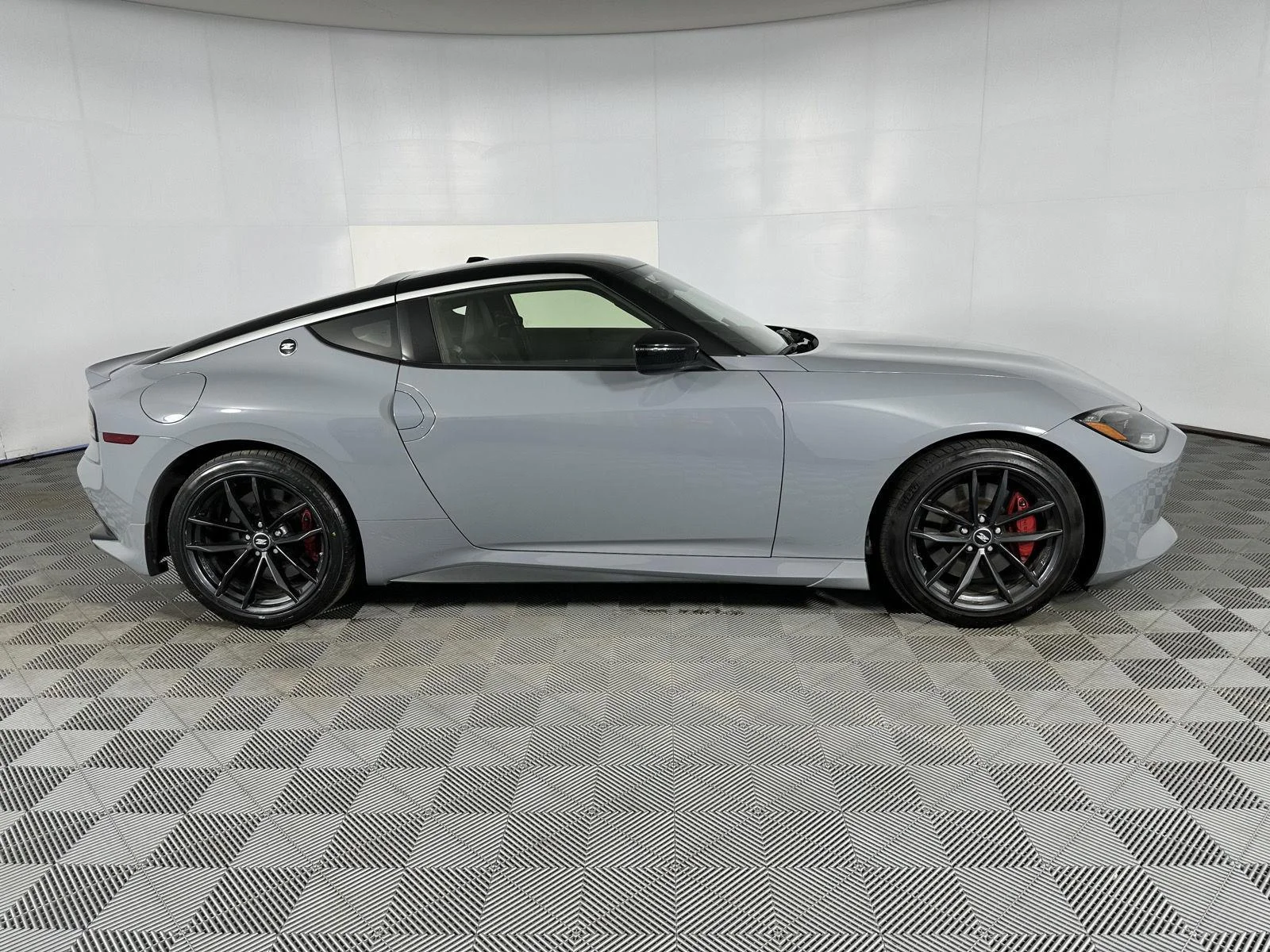 Used 2024 Boulder Gray/Super Black Nissan Performance image 6