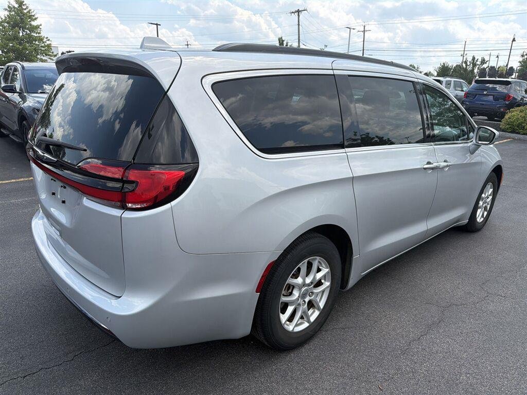 Used 2022 Silver Mist Clearcoat Chrysler Touring L image 19