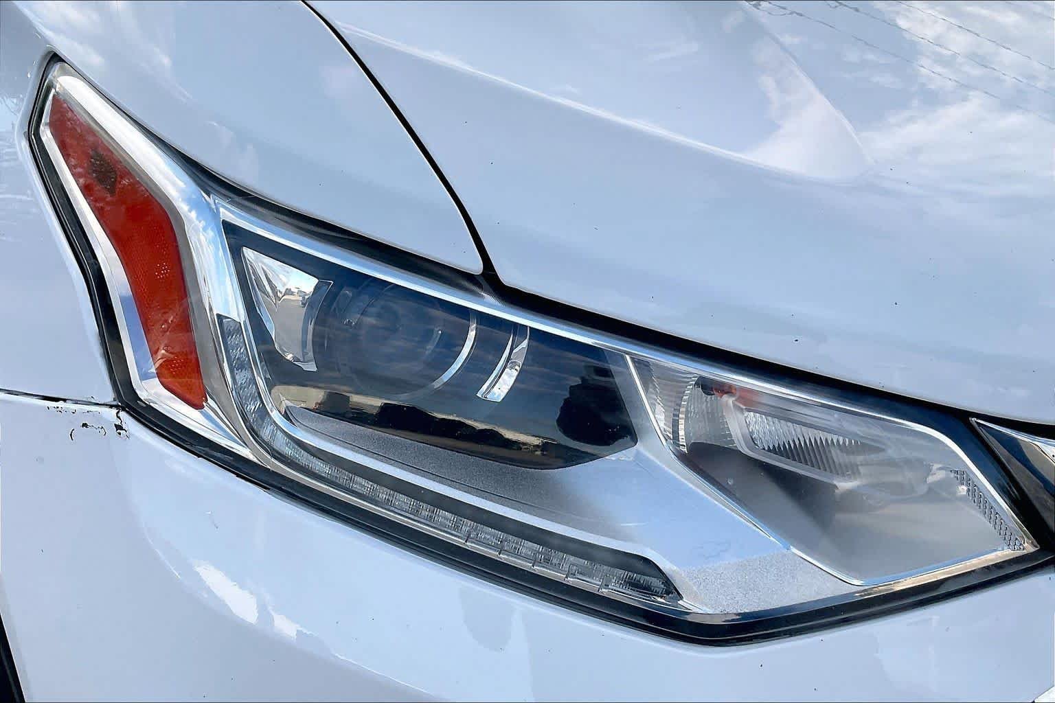 Used 2018 Summit White Chevrolet LT Cloth image 27