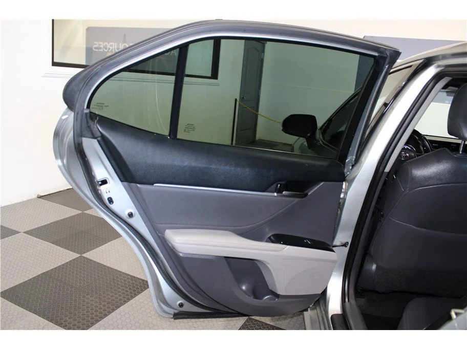 Used 2018 Silver Toyota XLE Sedan 4D image 18
