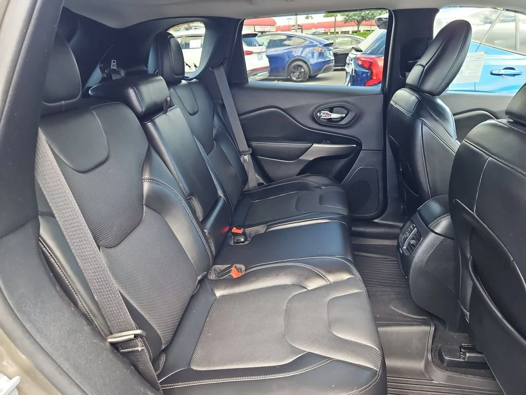 Used 2020 Light Brownstone Pearlcoat Jeep Latitude Plus image 27