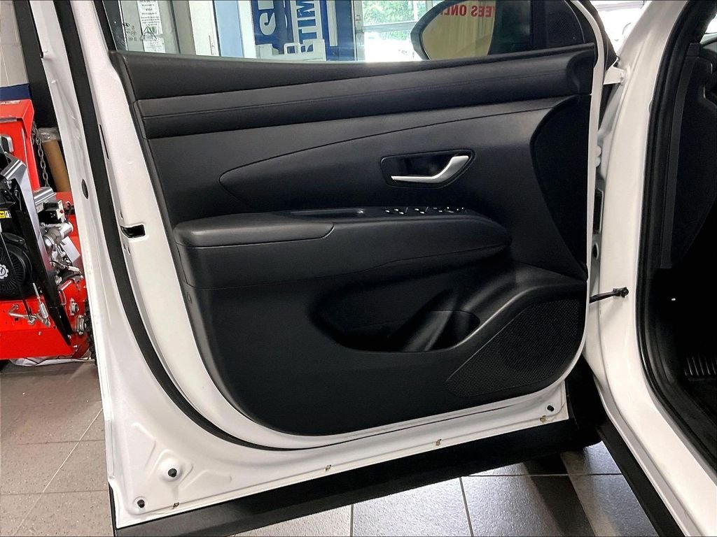 Used 2025 White Hyundai SEL image 9