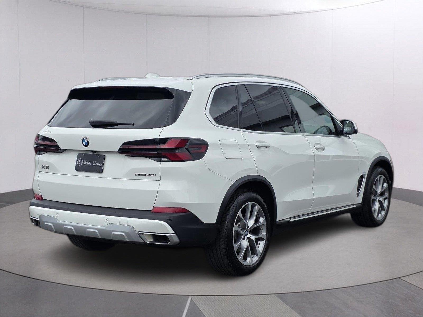 Used 2026  BMW sDrive40i image 5