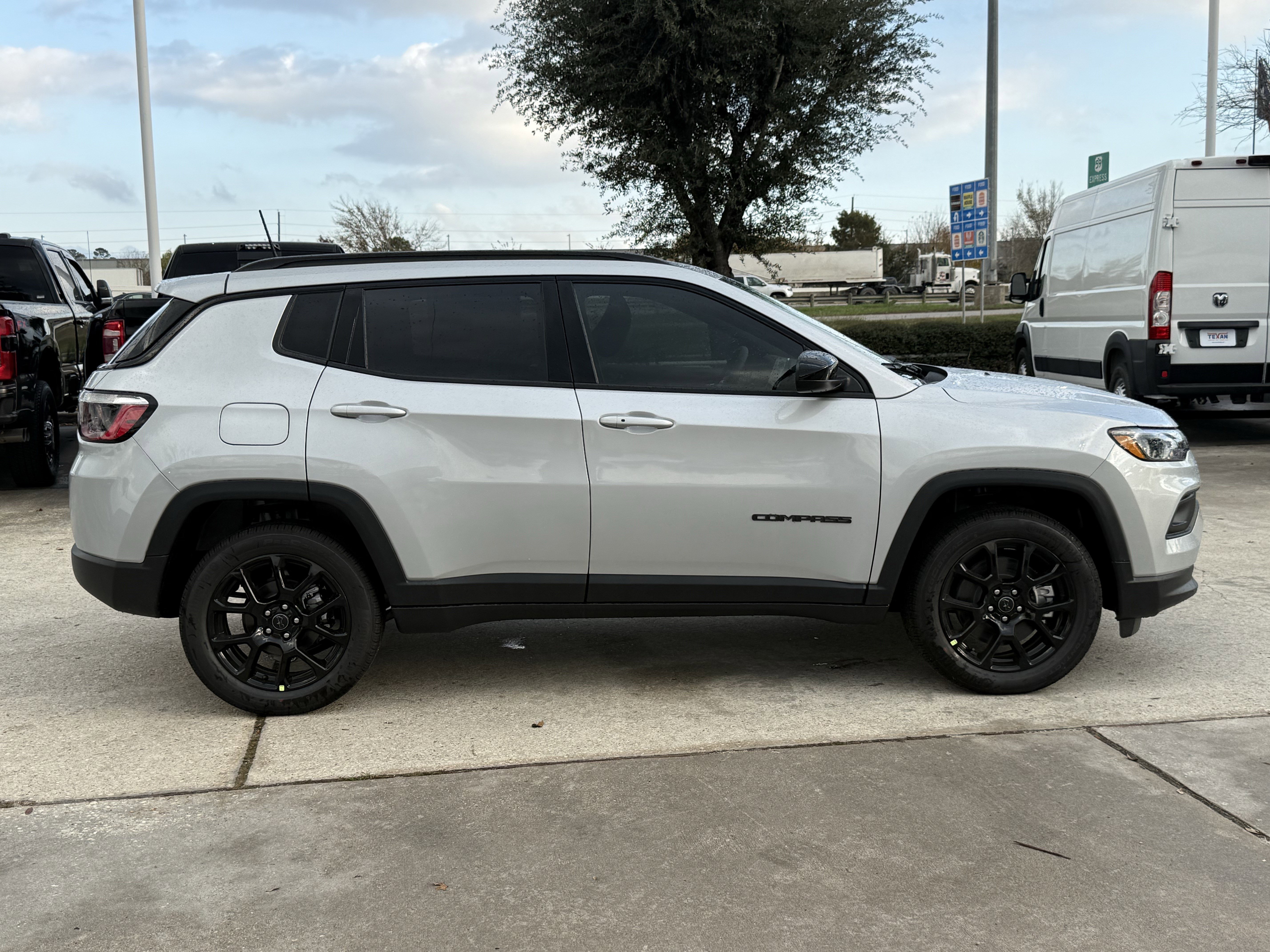 New 2026 Silver Zynith Metallic Clearcoat Jeep Latitude Altitude image 3