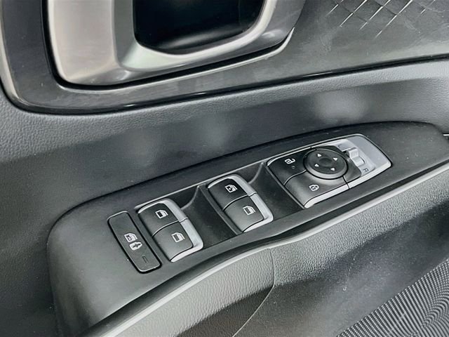 Used 2025  Kia LX image 9