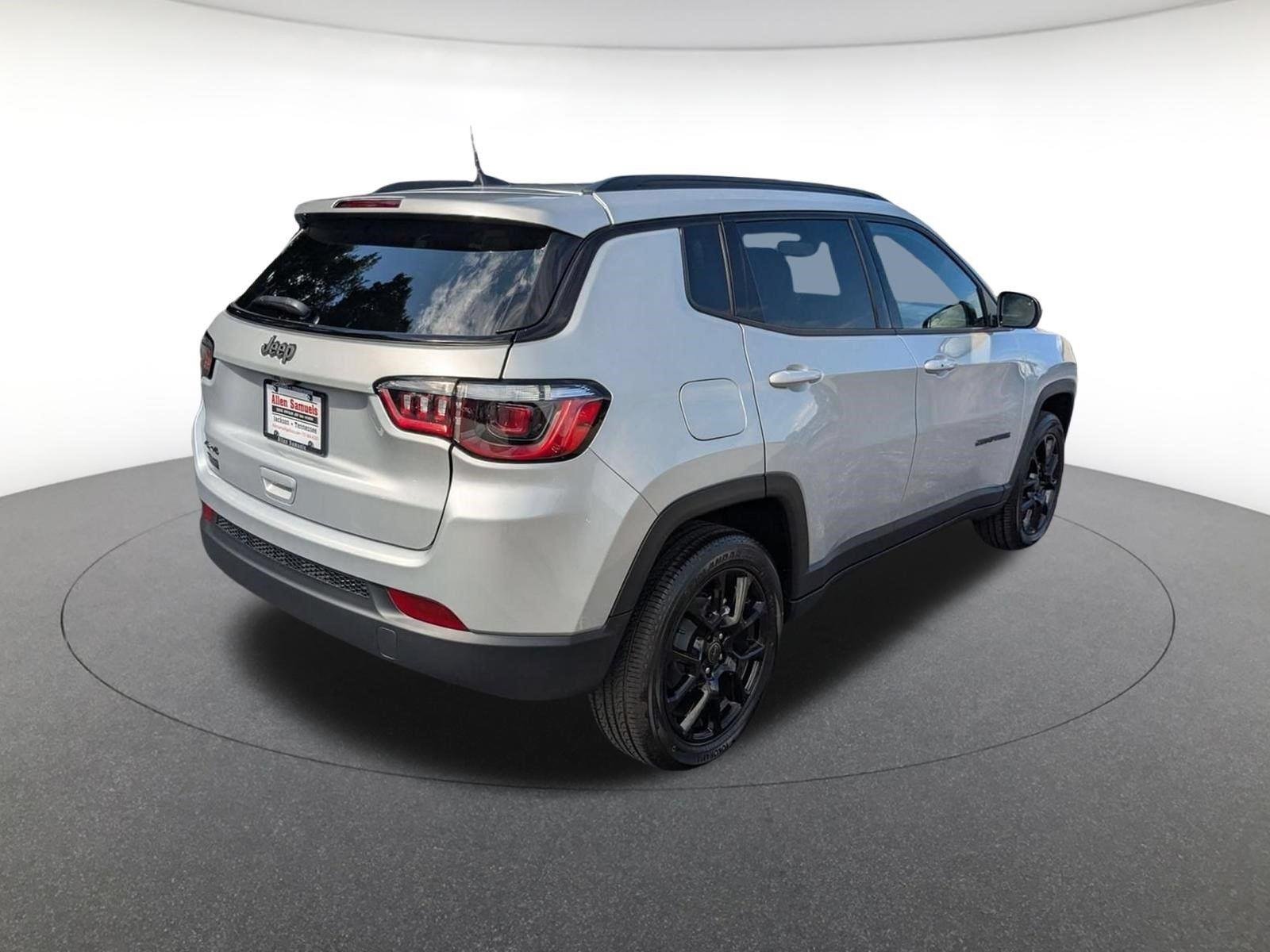 New 2026 Silver Zynith Metallic Clearcoat Jeep Latitude Altitude image 4