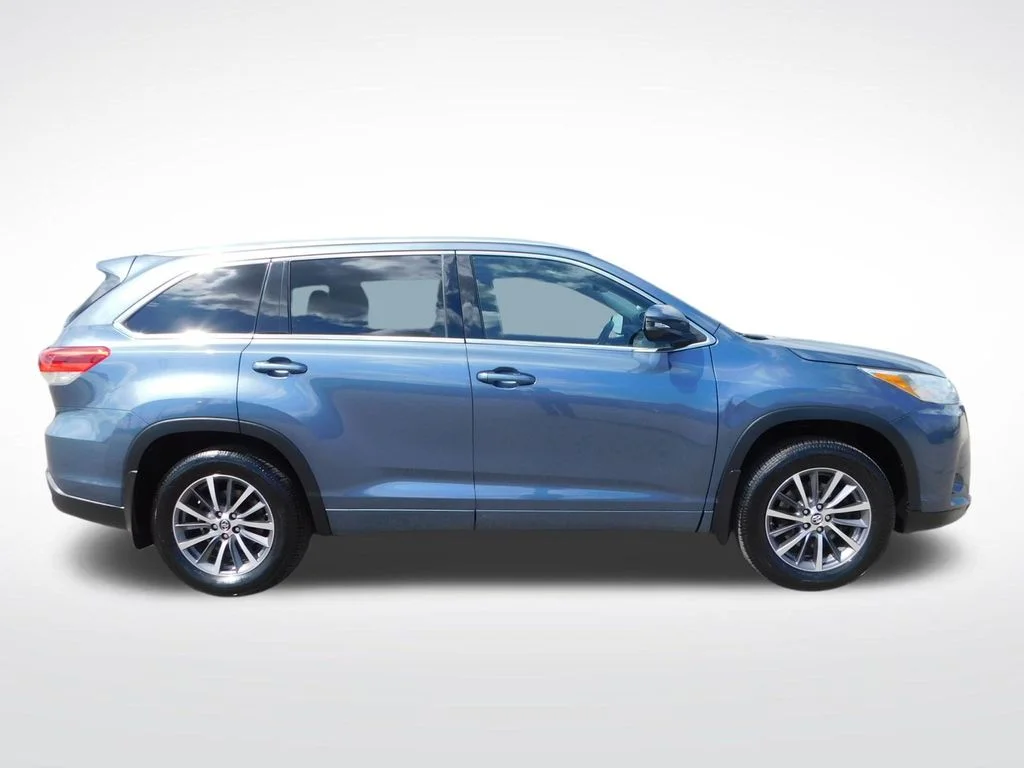 Used 2017 Toyota Highlander XLE with VIN 5TDJZRFH6HS365576 for sale in Richmond, IN