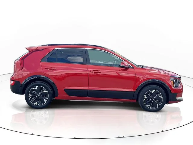 Used 2025 Red Kia Wind image 4
