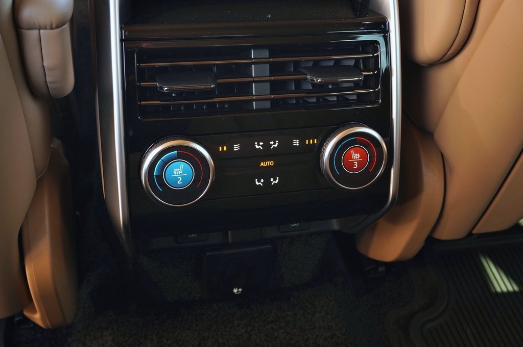 New 2026 Carpathian Grey Land Rover SE image 28