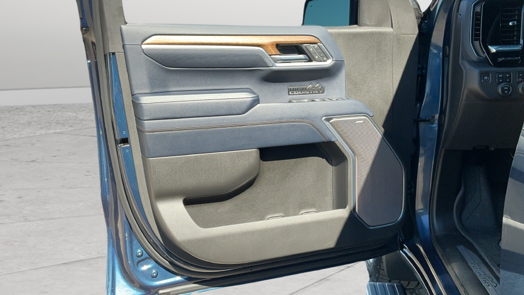 Used 2022 Blue Chevrolet High Country image 18