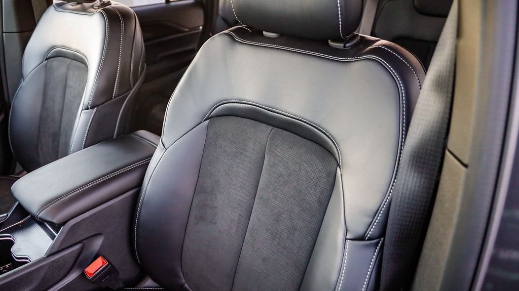 New 2025 Baltic Gray Metallic Clearcoat Jeep Altitude image 25