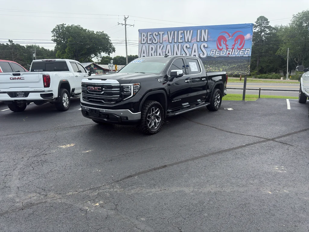 Used 2025 Onyx Black GMC SLT image 1