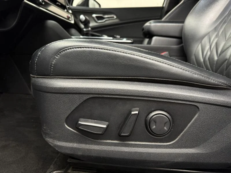 Used 2023 White Kia X-Line Sport Utility 4D image 16