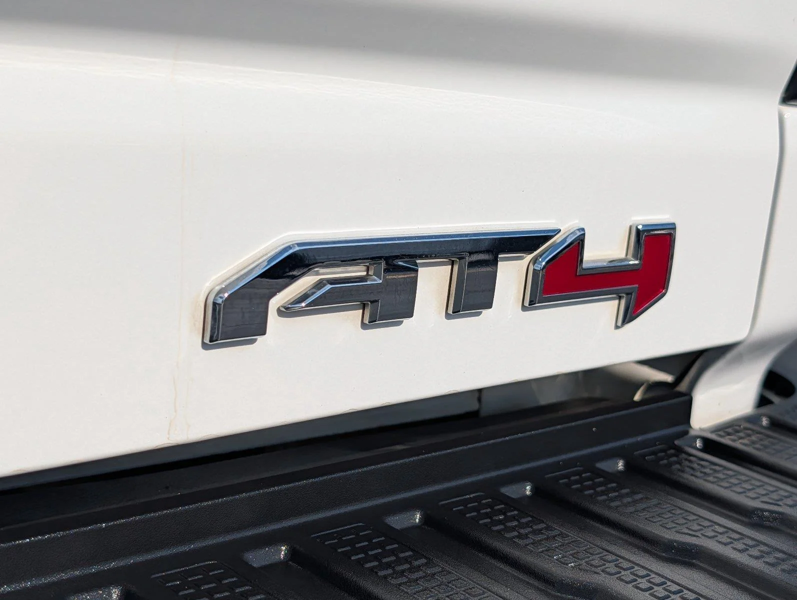 Used 2025 Summit White GMC AT4 image 38