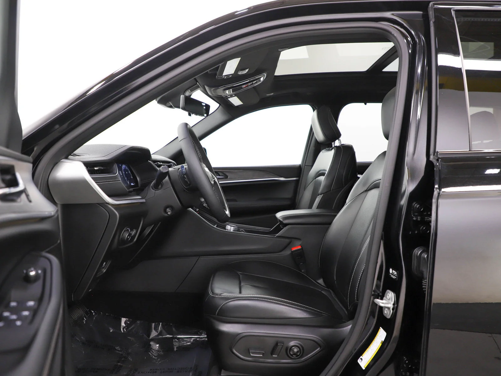 Used 2025 Diamond Black Crystal Pearlcoat Jeep Limited image 20