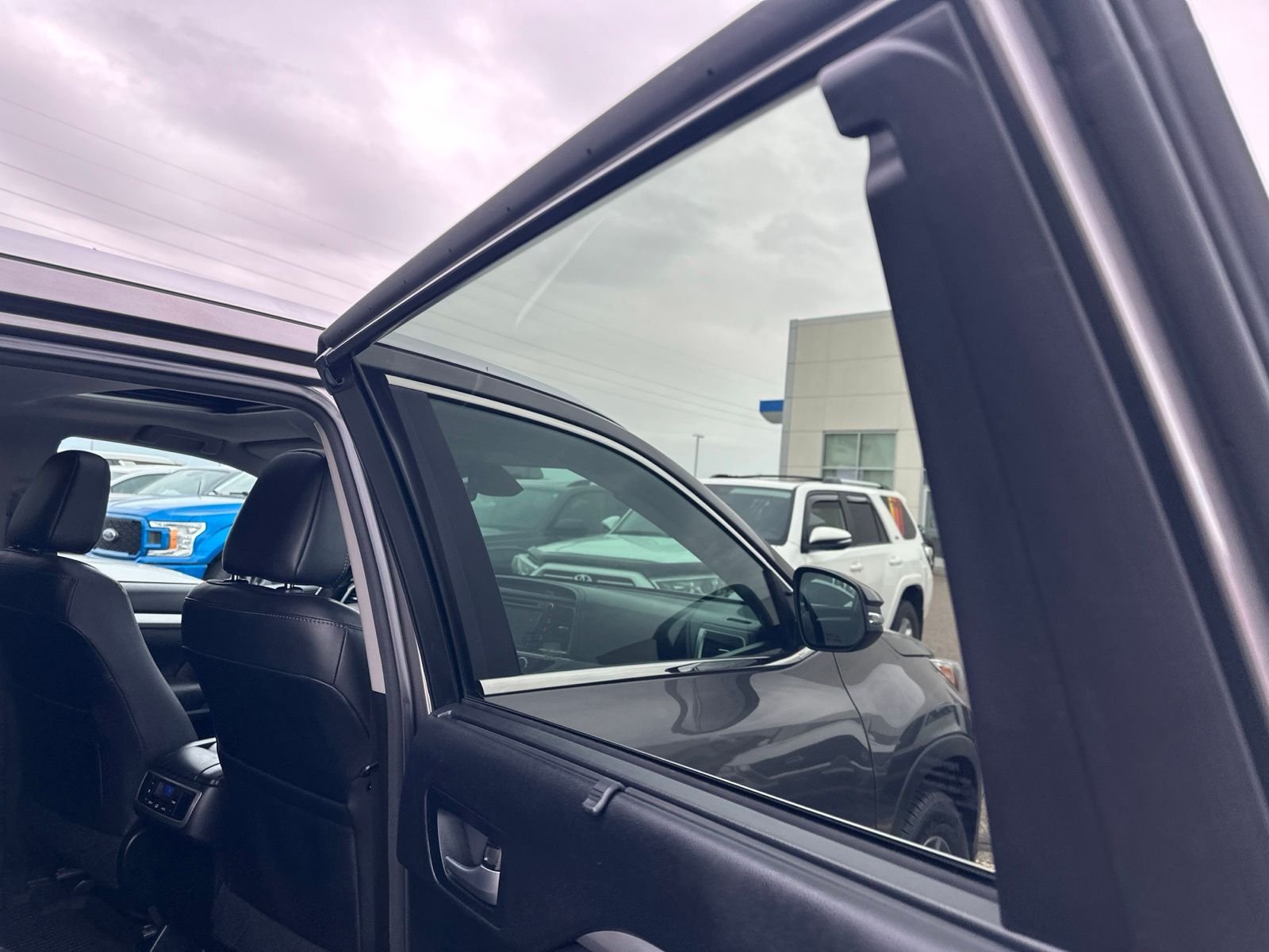Used 2017  Toyota XLE image 39