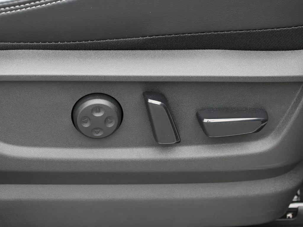 Certified Used 2026 White INFINITI LUXE image 25
