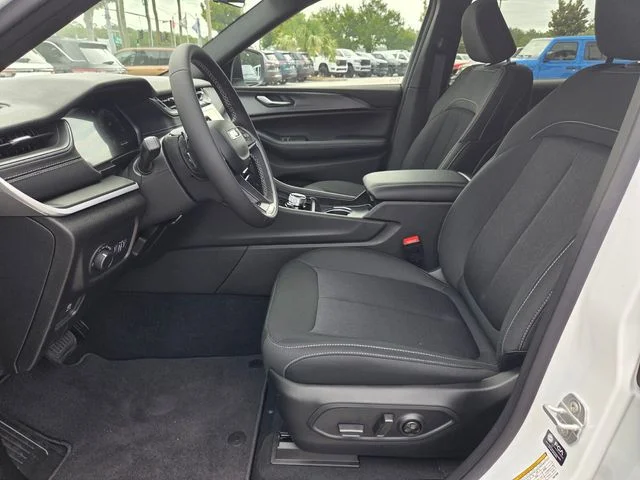 New 2026 Bright White Clear-Coat Exterior Paint Jeep Laredo image 3