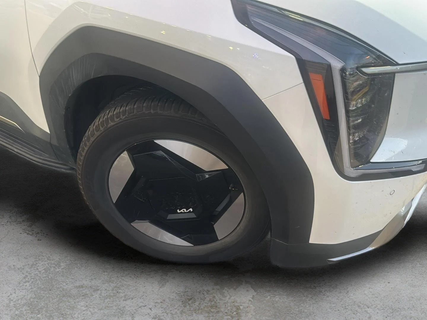 Used 2024 Snow White Pearl Kia Wind image 6