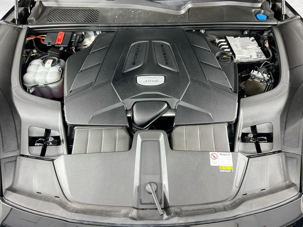 Used 2023  Porsche Base image 32