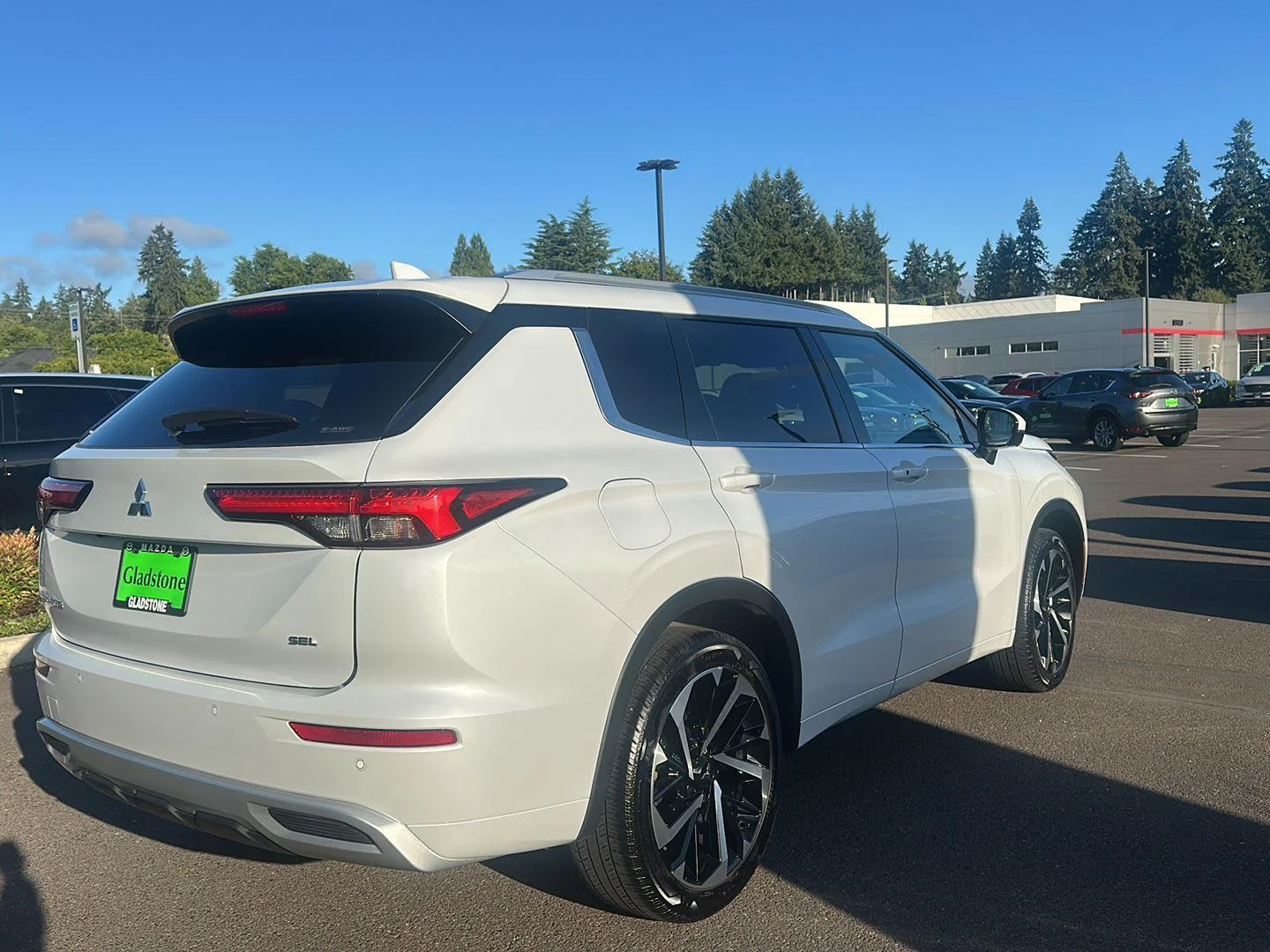 Used 2024 White Diamond Mitsubishi SEL image 4